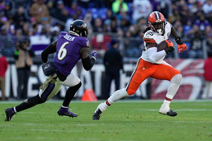 Nov 12, 2023; Baltimore, Maryland, USA; Cleveland Browns tight end David Njoku (85) runs with the ball as Baltimore Ravens linebacker Patrick Queen (6) defends during the second half at M&T Bank Stadium. Mandatory Credit: Jessica Rapfogel-USA TODAY Sports